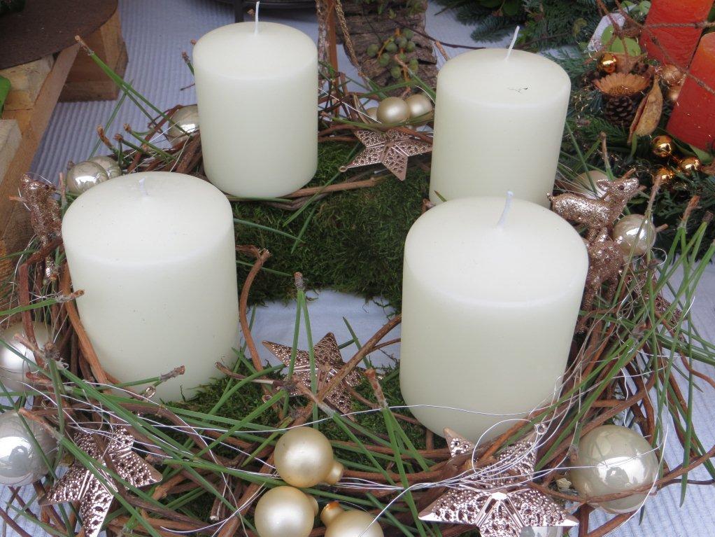 Adventkranz mit weißen Kerzen